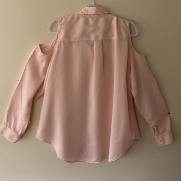 Crown & Ivy Curvy Light Pink Cold Shoulder Button Down Shirt Size 3X - Picture 7 of 12